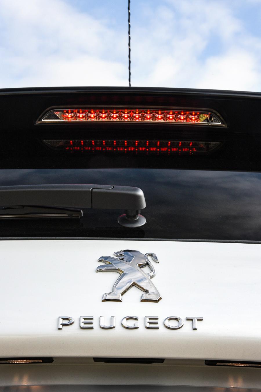 Логотип Peugeot 2008 GT Line 2017 года  (ZA) (фото 32 из 40)